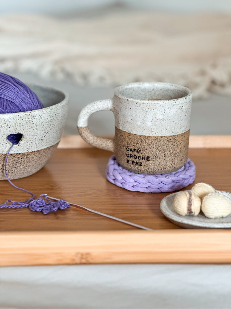 Caneca Serena de cerâmica Azul com as palavras Café, Crochê e Paz - prazo de produção: até 2 semanas