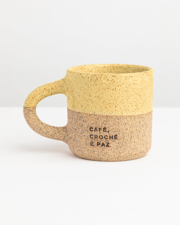 Caneca Serena de cerâmica Amarelo com as palavras Café, Crochê e Paz - prazo de produção: até 2 semanas