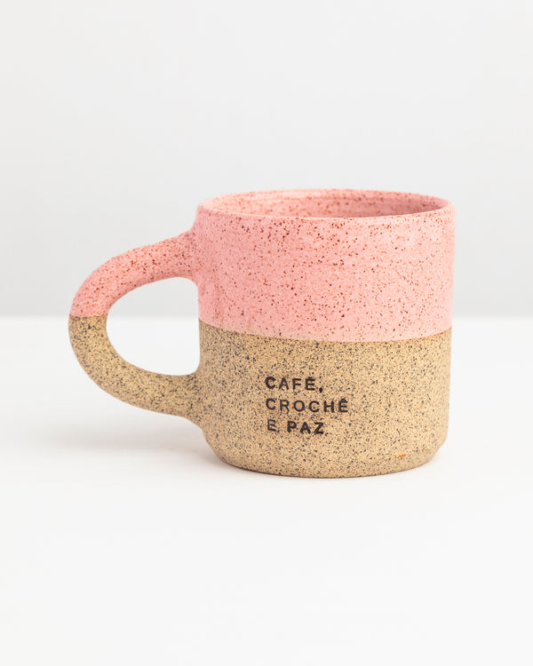 Caneca Serena de cerâmica Rosa com as palavras Café, Crochê e Paz