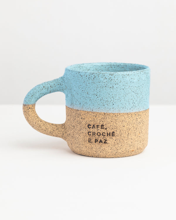 Caneca Serena de cerâmica Azul com as palavras Café, Crochê e Paz