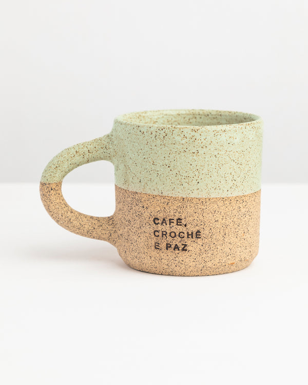 Caneca Serena de cerâmica Verde com as palavras Café, Crochê e Paz - prazo de produção: até 2 semanas
