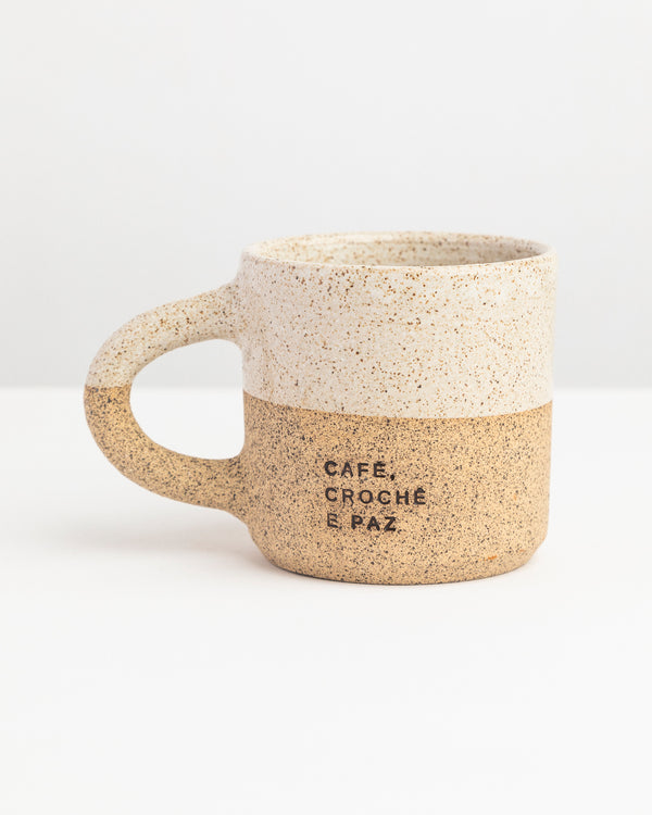 Caneca serena de cerâmica branco com as palavras Café, Crochê e Paz