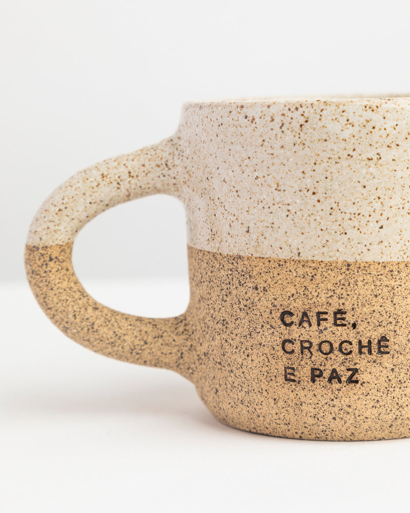 Caneca Serena de cerâmica Violeta com as palavras Café, Crochê e Paz